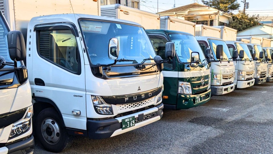 営業所に並ぶ社用車の様子（多数保有）