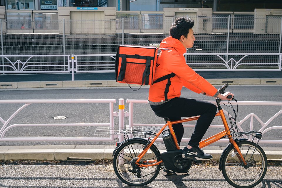 大阪府堺市西区の市道で大型トラックが自転車
